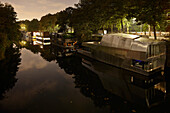 Hausboote auf dem Eilbekkanal bei Nacht, Hamburg, Deutschland