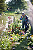 Besucher der Pflanzenbörse im Botanischen Garten Klein Flottbeck, Hamburg, Deutschland