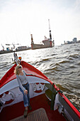 Frau auf einem Boot, Hamburger Hafen, Hamburg, Deutschland