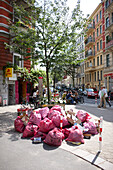 Typisch rote hamburger Müllsäcke, Glashüttenstraße - Ecke Marktstraße, Karolinenviertel, Hamburg, Deutschland