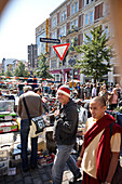 Besucher des Flohmarkts auf dem Schanzenfest, Schanzenviertel, Hamburg, Deutschland