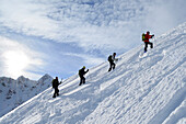 Gruppe Skitourengeher im Aufstieg zu Sagtaler Spitzen, Kitzbüheler Alpen, Tirol, Österreich
