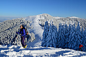 Zwei Personen auf Skitour steigen zum Hörnle auf, Hörnle, Ammergebirge, Ammergauer Alpen, Oberbayern, Bayern, Deutschland