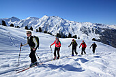 Gruppe von Skitourengehern steigt zu Hoher Kopf auf, Tuxer Alpen, Tirol, Österreich