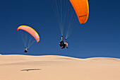 Gleitschirmfliegen an den Duenen der Namib Wueste, Langstrand, Swakopmund, Namibia