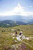 Zwei Wanderinnen gehen bergab, Alpe-Adria-Trail, Nockberge, Kärnten, Österreich