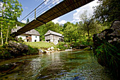 Hängebrücke über einen Fluss, Alpe-Adria-Trail, Trenta, Slowenien