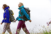 Zwei Frauen wandern am Alpe-Adria-Trail, Nockberge, Kärnten, Österreich