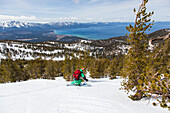 Skifahrer bei der Abfahrt, Lake Tahoe im Hintergrund, Skigebiet Heavenly, Kalifornien, USA