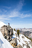 Skifahrer auf einem Felsen, Squaw Valley, Placer County, Kalifornien, USA