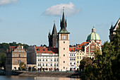 Blick von der Karlsbrücke zum Museum und der Franz von Assisi Kirche, Prag, Tschechien, Europa