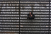 Spiegelung in der Fassade des Lentos Kunstmuseum für moderne und zeitgenössische Kunst, Linz, Oberösterreich, Österreich