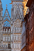 Fassaden der Rue du Gros Horloge und Kathedrale Notre-Dame de l'Assomption, Rouen, Normandie, Frankreich
