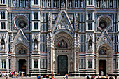 Touristen vor der Domfassade, Florenz, Toskana, Italien