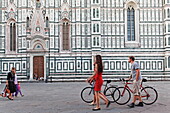 Passanten vor der Domfassade, Kathedrale Santa Maria del Fiore, Florenz, Toskana, Italien