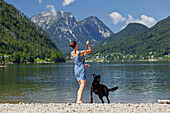 Frau mit schwarzem Hund, Grundlsee, Hoher Sarstein, Salzkammergut, Steiermark, Österreich