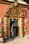 Nepal, City of Bhaktapur near Kathmandu, the Dubar square, copper gate of the royal palace //Nepal, ville de Bhakpatur near Kathmandou, Durbar square ou place du palais royal, porte de cuivre du palais royal.