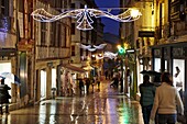 Rain, Christmas shopping, Bayonne, Aquitaine, Pyrénées-Atlantiques, Basque country, 64, France.