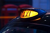 CLOSE UP DETAIL OF BLACK TAXI FOR HIRE LIGHT LONDON ENGLAND UK