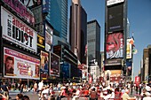 PEDESTRIANS CROSSING STREET TIMES SQUARE MIDTOWN MANHATTAN NEW YORK CITY USA
