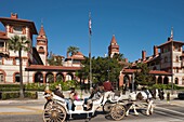 TOURIST HORSE CARRIAGE RIDE HISTORIC PONCE DE LEON HOTEL BUILDING FLAGER COLLEGE SAINT AUGUSTINE FLORIDA, USA