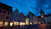 Der Hauptplatz in der Altstadt bei Nacht, Landsberg am Lech, Oberbayern, Bayern, Deutschland