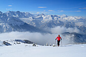 Frau auf Skitour steigt zur Pleisenspitze auf, Karwendel, Tirol, Österreich