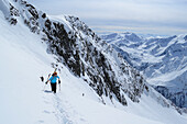 Skitourengeherin steigt durch steile Flanke zur Ruderhofspitze auf, Stubaier Alpen, Tirol, Österreich