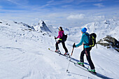 Zwei Skitourengeherinnen steigen zum Malgrübler auf, Tuxer Alpen, Tirol, Österreich
