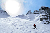 Skitourengeherin steigt zur Hocheisspitze, auf, Berchtesgadener Alpen, Oberbayern, Bayern, Deutschland