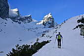 Skitourengeherin steigt zum Watzmannkind auf, Watzmannkar, Berchtesgadener Alpen, Nationalpark Berchtesgaden, Oberbayern, Bayern, Deutschland