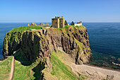 Dunnottar Castle steht auf Klippe über dem Meer, Dunnottar Castle, Aberdeenshire, Schottland, Großbritannien, Vereinigtes Königreich