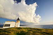 Leuchtturm von Stoer über dem Atlantik, Stoer Head, Highland, Schottland, Großbritannien, Vereinigtes Königreich