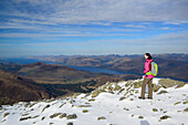 Frau beim Wandern blickt auf Loch Linnhe, Ben Nevis, Highlands, Schottland, Großbritannien