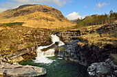 Wasserfall am Glen Etive, Glen Etive, Highland, Schottland, Großbritannien, Vereinigtes Königreich