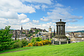 Dugald Stewart Monument am Calton Hill mit Blick auf Altstadt von Edinburgh, UNESCO Weltkulturerbe Edinburgh, Edinburgh, Schottland, Großbritannien, Vereinigtes Königreich