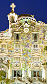 Casa Batlló, beleuchtet, Architekt Antoni Gaudi, UNESCO Weltkulturerbe Arbeiten von Antoni Gaudi, Modernisme, Jugendstil, Eixample, Barcelona, Katalonien, Spanien