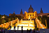 Beleuchteter Brunnen und Palau Nacional, Nationalmuseum, Montjuïc, Barcelona, Katalonien, Spanien