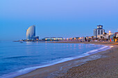 W-Hotel und Strand, beleuchtet, Architekt Ricardo Bofill, Barceloneta, Barcelona, Katalonien, Spanien