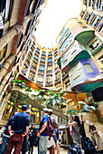 Personen stehen im Innenhof von Casa Mila, Casa Milà, La Pedrera, Architekt Antoni Gaudi, UNESCO Weltkulturerbe Arbeiten von Antoni Gaudi, Modernisme, Jugendstil, Eixample, Barcelona, Katalonien, Spanien
