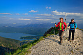 Wanderer steigen vom Gipfel des Heimgarten ab, Walchensee im Hintergrund, Oberbayern, Bayern, Deutschland