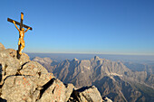 Cross at summit of Hocheck with view to Hochkalter, Watzmann, Berchtesgaden range, National Park Berchtesgaden, Berchtesgaden, Upper Bavaria, Bavaria, Germany