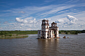 Die versunkene Kirche von Krochino im Weißen See am Wolga-Ostsee-Kanal, Belosersk, Russland, Europa