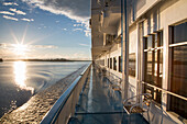 Deck von Flusskreuzfahrtschiff MS General Lavrinenkov (Orthodox Cruise Company) bei Sonnenuntergang, Wolga-Ostsee-Kanal, Russland, Europa