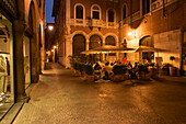 Café in der Altstadt am Abend, Lucca, Toskana, Italien
