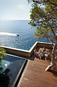 Gäste auf einer Terrasse am Cliff Pool, Aman Sveti Stefan, Sveti Stefan, Budva, Montenegro