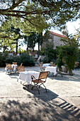 Cafetische auf der Piazza unter Bäumen, Aman Sveti Stefan, Sveti Stefan, Montenegro