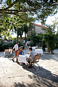 Gäste in einem Restaurant auf der Piazza, Aman Sveti Stefan, Sveti Stefan, Budva, Montenegro