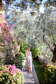 Frau im großen Garten, Hotel La Residencia, Deia, Mallorca, Spanien
