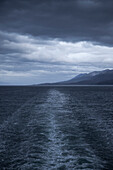 Die lange Welle hinter dem Kiel von Kreuzfahrtschiff MS Deutschland (Reederei Peter Deilmann), Chileniesche Fjorde, Feuerland, Patagonien, Argentinien, Südamerika